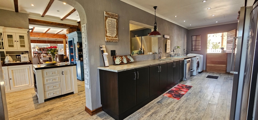 6 Bedroom Property for Sale in Hartbeesfontein North West